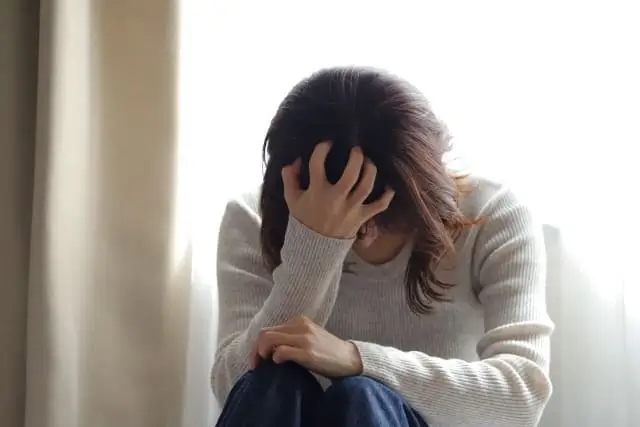 悩む女性